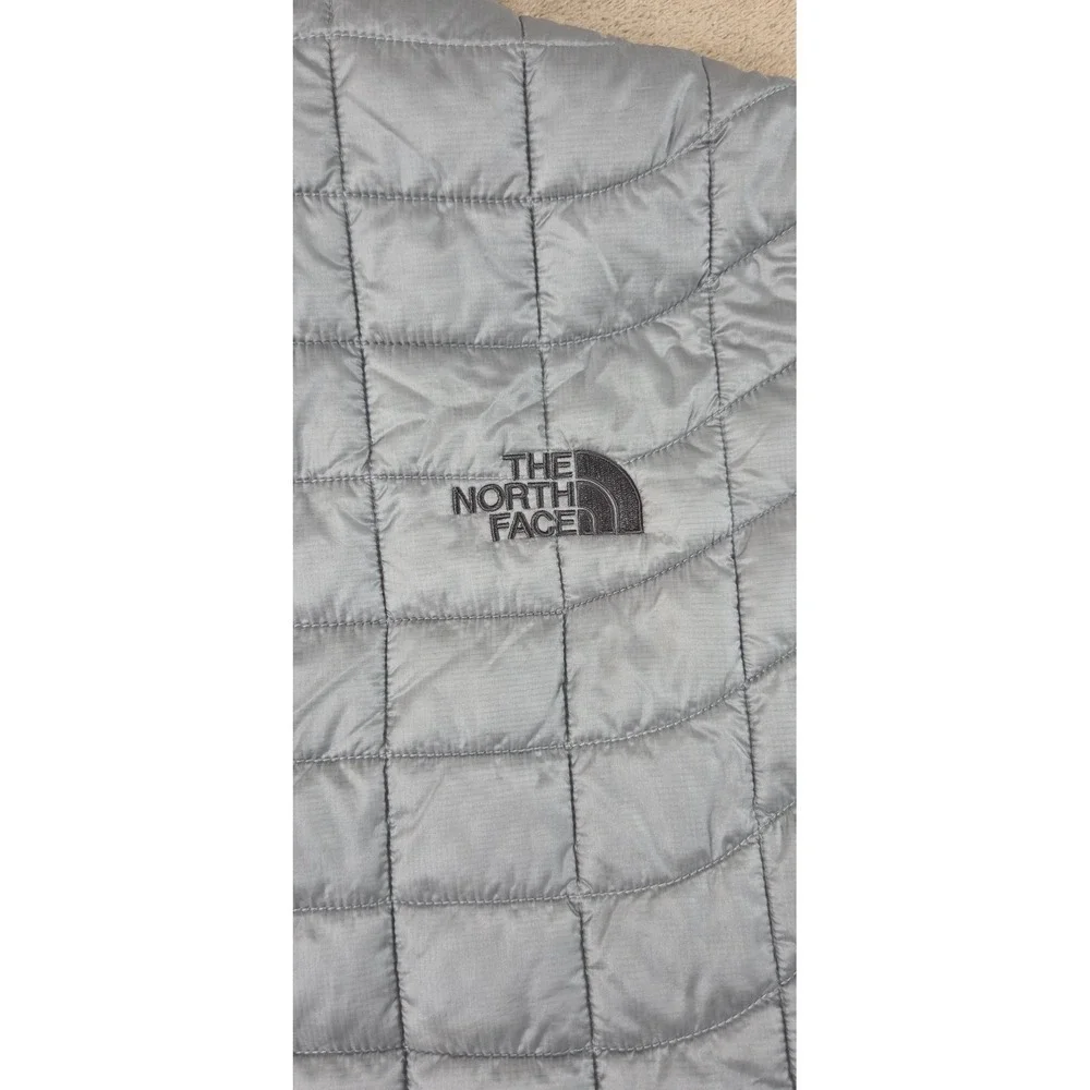 The North Face Thermoball Puffer Vest Men's Size Small Gray Full Zip Quilted NEW